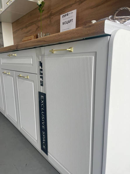 Кухня Моцарт — длина 3,8 м ширина 2,2 м